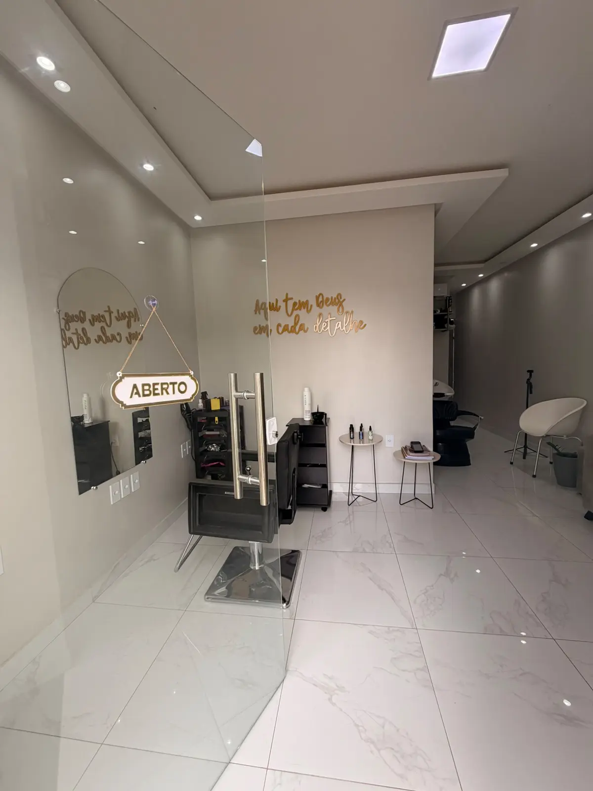 Entrada elegante do Studio Joyce Anne Beauty