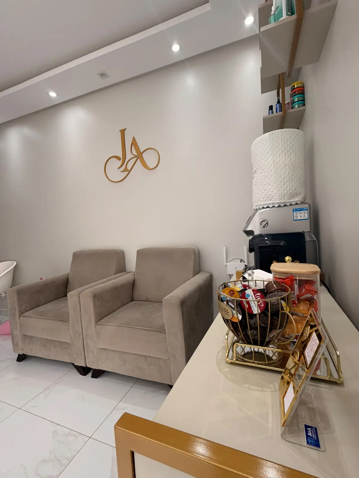 Espaço de espera confortável do Studio Joyce Anne Beauty