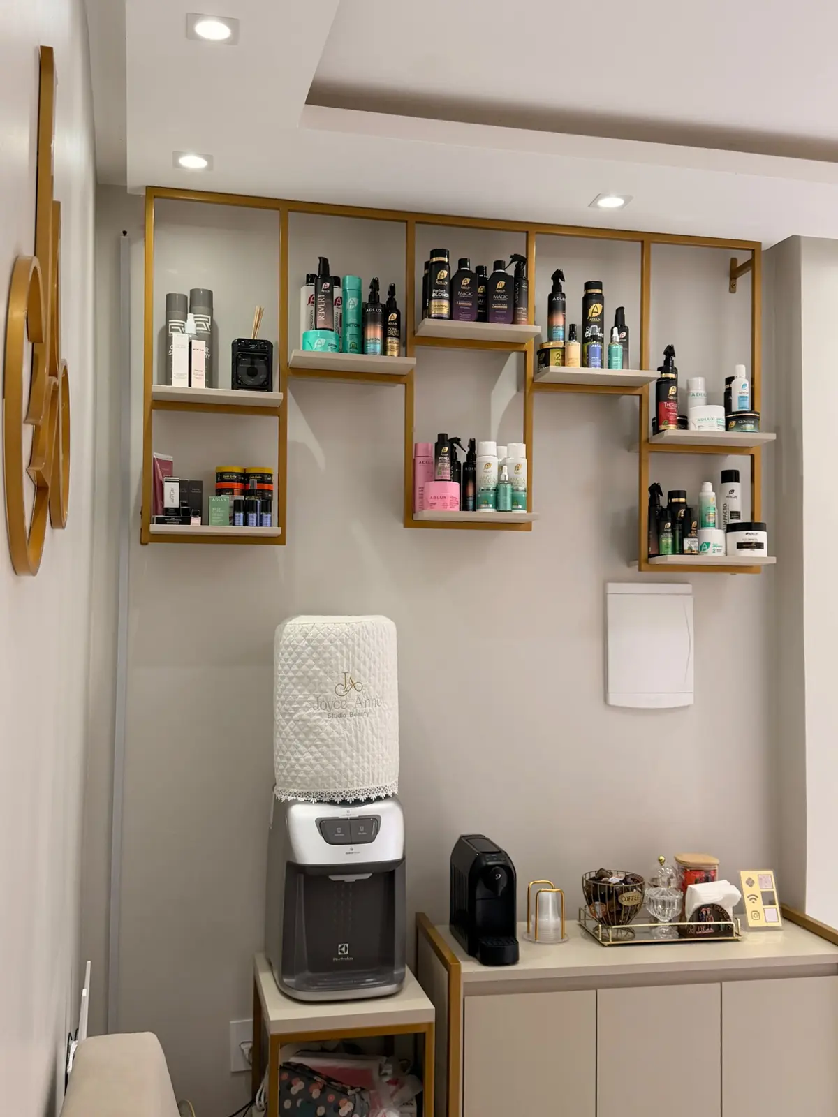 Área de produtos profissionais do Studio Joyce Anne Beauty